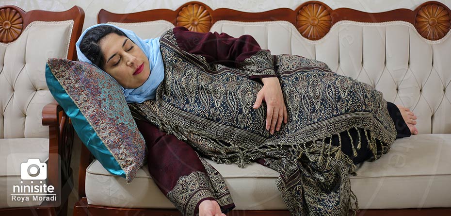 عوارض خوابیدن روی شکم در بارداری چیست؟